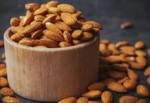 Acı Badem Nedir? Acı Badem’in Faydaları Nelerdir? Kuruyemişler arasında özel bir yere sahip olan Acı Badem, tatlı bademden farklı olarak keskin ve belirgin bir aromaya sahiptir. Geleneksel tıpta ve kozmetik alanında kullanılan bu çekirdek, özellikle içerdiği bileşenler nedeniyle dikkat çeker. Ancak bilinçli tüketilmesi gereken bir besin olduğu da unutulmamalıdır. Konulu bir haber görseli.