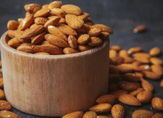 Kuruyemişler arasında özel bir yere sahip olan Acı Badem, tatlı bademden farklı olarak keskin ve belirgin bir aromaya sahiptir. Geleneksel tıpta ve kozmetik alanında kullanılan bu çekirdek, özellikle içerdiği bileşenler nedeniyle dikkat çeker. Ancak bilinçli tüketilmesi gereken bir besin olduğu da unutulmamalıdır. Konulu bir haber görseli.