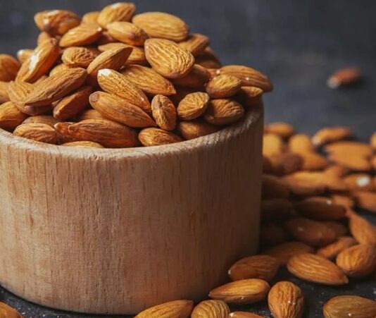 Kuruyemişler arasında özel bir yere sahip olan Acı Badem, tatlı bademden farklı olarak keskin ve belirgin bir aromaya sahiptir. Geleneksel tıpta ve kozmetik alanında kullanılan bu çekirdek, özellikle içerdiği bileşenler nedeniyle dikkat çeker. Ancak bilinçli tüketilmesi gereken bir besin olduğu da unutulmamalıdır. Konulu bir haber görseli.