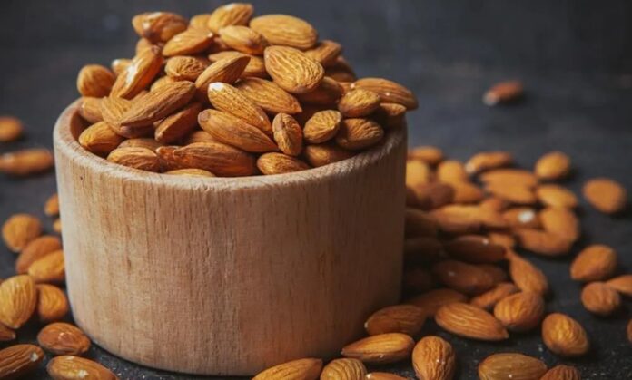 Kuruyemişler arasında özel bir yere sahip olan Acı Badem, tatlı bademden farklı olarak keskin ve belirgin bir aromaya sahiptir. Geleneksel tıpta ve kozmetik alanında kullanılan bu çekirdek, özellikle içerdiği bileşenler nedeniyle dikkat çeker. Ancak bilinçli tüketilmesi gereken bir besin olduğu da unutulmamalıdır. Konulu bir haber görseli.