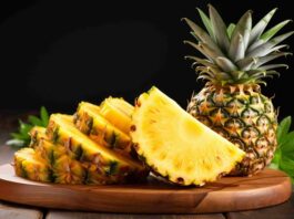 Tropikal meyveler arasında hem görünümü hem de aromasıyla dikkat çeken ananas, besleyici içeriği ve ferahlatıcı tadıyla dünya genelinde yaygın olarak tüketilen bir meyvedir. Tatlı ve hafif ekşi lezzeti sayesinde hem tek başına hem de çeşitli tariflerde kullanılabilen ananas, özellikle yaz aylarında serinletici etkisi nedeniyle tercih edilir. Bununla birlikte yalnızca lezzetiyle değil, sağlık açısından sunduğu katkılarla da öne çıkar. Konulu bir haber görseli.