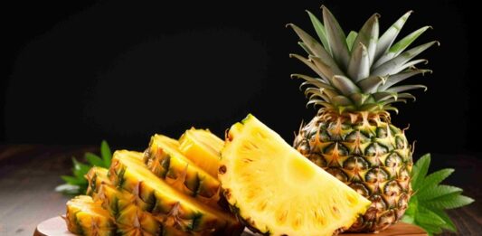 Ananas Nedir? Ananas’ın Faydaları Nelerdir? Tropikal meyveler arasında hem görünümü hem de aromasıyla dikkat çeken ananas, besleyici içeriği ve ferahlatıcı tadıyla dünya genelinde yaygın olarak tüketilen bir meyvedir. Tatlı ve hafif ekşi lezzeti sayesinde hem tek başına hem de çeşitli tariflerde kullanılabilen ananas, özellikle yaz aylarında serinletici etkisi nedeniyle tercih edilir. Bununla birlikte yalnızca lezzetiyle değil, sağlık açısından sunduğu katkılarla da öne çıkar. Konulu bir haber görseli.