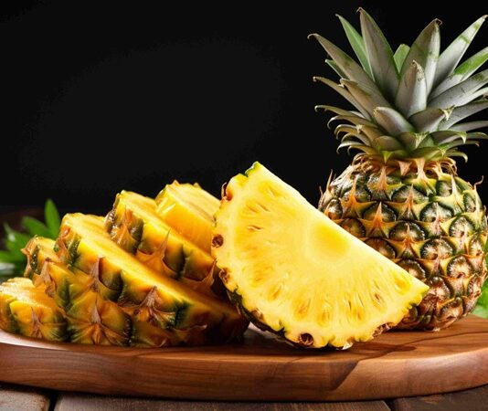 Tropikal meyveler arasında hem görünümü hem de aromasıyla dikkat çeken ananas, besleyici içeriği ve ferahlatıcı tadıyla dünya genelinde yaygın olarak tüketilen bir meyvedir. Tatlı ve hafif ekşi lezzeti sayesinde hem tek başına hem de çeşitli tariflerde kullanılabilen ananas, özellikle yaz aylarında serinletici etkisi nedeniyle tercih edilir. Bununla birlikte yalnızca lezzetiyle değil, sağlık açısından sunduğu katkılarla da öne çıkar. Konulu bir haber görseli.