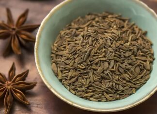 Doğal bitkiler arasında kendine özgü kokusu ve aromasıyla öne çıkan Anason, hem mutfaklarda hem de bitkisel çay kültüründe önemli bir yere sahiptir. Özellikle hafif tatlı ve ferahlatıcı tadı sayesinde farklı alanlarda kullanılan bu bitki, yüzyıllardır geleneksel yöntemlerle değerlendirilmektedir. Peki, Anason nedir ve neden bu kadar yaygın şekilde tüketilmektedir? Konulu bir haber görseli.