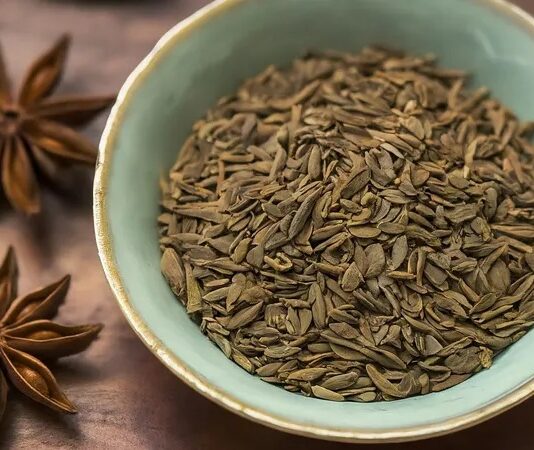 Doğal bitkiler arasında kendine özgü kokusu ve aromasıyla öne çıkan Anason, hem mutfaklarda hem de bitkisel çay kültüründe önemli bir yere sahiptir. Özellikle hafif tatlı ve ferahlatıcı tadı sayesinde farklı alanlarda kullanılan bu bitki, yüzyıllardır geleneksel yöntemlerle değerlendirilmektedir. Peki, Anason nedir ve neden bu kadar yaygın şekilde tüketilmektedir? Konulu bir haber görseli.