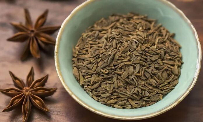 Doğal bitkiler arasında kendine özgü kokusu ve aromasıyla öne çıkan Anason, hem mutfaklarda hem de bitkisel çay kültüründe önemli bir yere sahiptir. Özellikle hafif tatlı ve ferahlatıcı tadı sayesinde farklı alanlarda kullanılan bu bitki, yüzyıllardır geleneksel yöntemlerle değerlendirilmektedir. Peki, Anason nedir ve neden bu kadar yaygın şekilde tüketilmektedir? Konulu bir haber görseli.