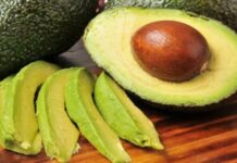 Son yıllarda sağlıklı beslenme trendlerinin yükselmesiyle birlikte daha fazla tüketilmeye başlanan avokado, besin değeri yüksek ve doyurucu bir meyve olarak öne çıkıyor. Kremsi yapısı ve hafif aroması sayesinde kahvaltılardan salatalara kadar pek çok tarifte kullanılabilen avokado, özellikle içerdiği sağlıklı yağlar nedeniyle dikkat çekiyor. Tropikal bir meyve olan bu besin, hem lezzeti hem de sağlık üzerindeki olumlu etkileriyle sofralarda kendine sağlam bir yer edinmiş durumda. Konulu bir haber görseli.