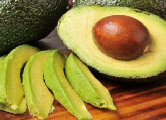 Avokado Nedir? Avokado’nun Faydaları Nelerdir? Son yıllarda sağlıklı beslenme trendlerinin yükselmesiyle birlikte daha fazla tüketilmeye başlanan avokado, besin değeri yüksek ve doyurucu bir meyve olarak öne çıkıyor. Kremsi yapısı ve hafif aroması sayesinde kahvaltılardan salatalara kadar pek çok tarifte kullanılabilen avokado, özellikle içerdiği sağlıklı yağlar nedeniyle dikkat çekiyor. Tropikal bir meyve olan bu besin, hem lezzeti hem de sağlık üzerindeki olumlu etkileriyle sofralarda kendine sağlam bir yer edinmiş durumda. Konulu bir haber görseli.