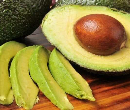 Son yıllarda sağlıklı beslenme trendlerinin yükselmesiyle birlikte daha fazla tüketilmeye başlanan avokado, besin değeri yüksek ve doyurucu bir meyve olarak öne çıkıyor. Kremsi yapısı ve hafif aroması sayesinde kahvaltılardan salatalara kadar pek çok tarifte kullanılabilen avokado, özellikle içerdiği sağlıklı yağlar nedeniyle dikkat çekiyor. Tropikal bir meyve olan bu besin, hem lezzeti hem de sağlık üzerindeki olumlu etkileriyle sofralarda kendine sağlam bir yer edinmiş durumda. Konulu bir haber görseli.