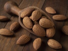 Sağlıklı atıştırmalıklar arasında ilk sıralarda yer alan badem, hem lezzeti hem de yüksek besin değeri ile dikkat çeken kuruyemişlerden biridir. Yüzyıllardır farklı kültürlerde tüketilen badem, çiğ ya da kavrulmuş formda sofralarda yer alırken aynı zamanda badem sütü ve badem yağı gibi ürünlerin de ana hammaddesidir. Dengeli bir beslenme programında ölçülü şekilde tüketildiğinde önemli katkılar sunabilir. Konulu bir haber görseli.