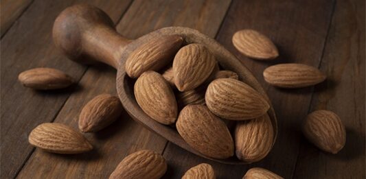 Sağlıklı atıştırmalıklar arasında ilk sıralarda yer alan badem, hem lezzeti hem de yüksek besin değeri ile dikkat çeken kuruyemişlerden biridir. Yüzyıllardır farklı kültürlerde tüketilen badem, çiğ ya da kavrulmuş formda sofralarda yer alırken aynı zamanda badem sütü ve badem yağı gibi ürünlerin de ana hammaddesidir. Dengeli bir beslenme programında ölçülü şekilde tüketildiğinde önemli katkılar sunabilir. Konulu bir haber görseli.