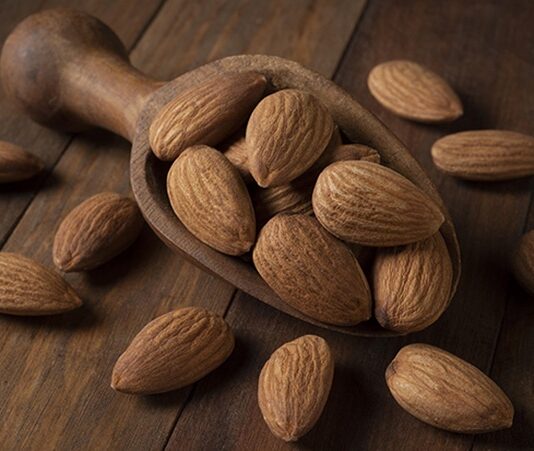 Sağlıklı atıştırmalıklar arasında ilk sıralarda yer alan badem, hem lezzeti hem de yüksek besin değeri ile dikkat çeken kuruyemişlerden biridir. Yüzyıllardır farklı kültürlerde tüketilen badem, çiğ ya da kavrulmuş formda sofralarda yer alırken aynı zamanda badem sütü ve badem yağı gibi ürünlerin de ana hammaddesidir. Dengeli bir beslenme programında ölçülü şekilde tüketildiğinde önemli katkılar sunabilir. Konulu bir haber görseli.