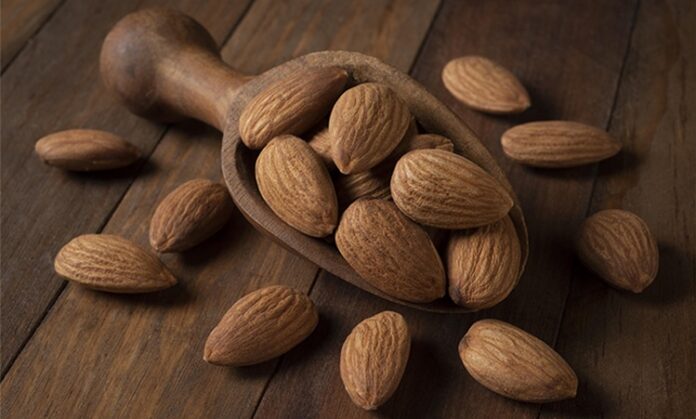 Sağlıklı atıştırmalıklar arasında ilk sıralarda yer alan badem, hem lezzeti hem de yüksek besin değeri ile dikkat çeken kuruyemişlerden biridir. Yüzyıllardır farklı kültürlerde tüketilen badem, çiğ ya da kavrulmuş formda sofralarda yer alırken aynı zamanda badem sütü ve badem yağı gibi ürünlerin de ana hammaddesidir. Dengeli bir beslenme programında ölçülü şekilde tüketildiğinde önemli katkılar sunabilir. Konulu bir haber görseli.