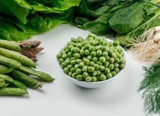 İlkbahar aylarının en sevilen sebzelerinden biri olan bezelye, hem lezzeti hem de zengin besin değeri ile sofralarda önemli bir yer tutar. Taze tüketildiğinde hafif tatlı aromasıyla dikkat çeken bezelye, yemeklerden salatalara kadar pek çok tarifte kullanılabilir. Küçük ve yuvarlak taneleriyle bilinen bu sebze, sağlıklı beslenme programlarının da vazgeçilmezleri arasında yer alır. Konulu bir haber görseli.