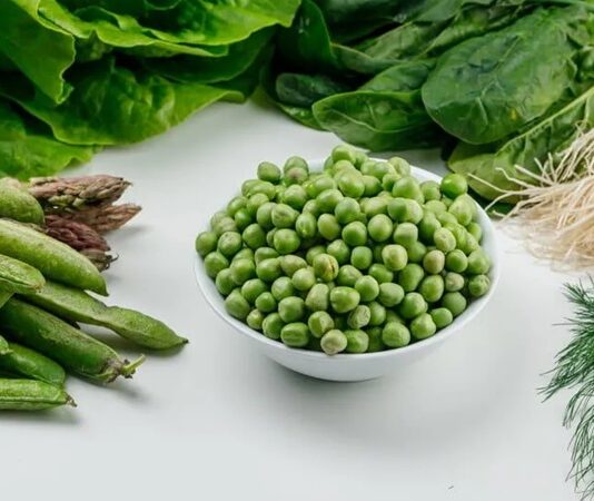 İlkbahar aylarının en sevilen sebzelerinden biri olan bezelye, hem lezzeti hem de zengin besin değeri ile sofralarda önemli bir yer tutar. Taze tüketildiğinde hafif tatlı aromasıyla dikkat çeken bezelye, yemeklerden salatalara kadar pek çok tarifte kullanılabilir. Küçük ve yuvarlak taneleriyle bilinen bu sebze, sağlıklı beslenme programlarının da vazgeçilmezleri arasında yer alır. Konulu bir haber görseli.