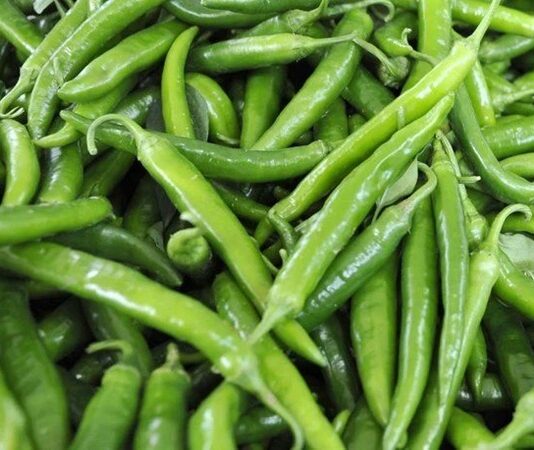 Sofraların vazgeçilmez sebzelerinden biri olan biber, farklı renk ve tat seçenekleriyle mutfak kültürünün önemli bir parçasıdır. Tatlı, acı, dolmalık ya da sivri gibi birçok çeşidi bulunan biber, hem çiğ hem de pişmiş olarak tüketilebilir. Salatalardan yemeklere, kahvaltılıklardan mezeler ve soslara kadar geniş bir kullanım alanına sahiptir. Konulu bir haber görseli