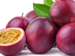 Çarkıfelek Nedir? Çarkıfelek’in Faydaları Nelerdir? Çarkıfelek, tropikal bölgelerde yetişen ve özellikle meyveleriyle tanınan bir bitkidir. Sade olarak tüketilebildiği gibi, suyu, çayı veya çeşitli tatlılarda kullanılan Çarkıfelek, sağlığa birçok yönden katkıda bulunur. Yüksek besin değeri sayesinde enerji verir, bağışıklığı destekler ve sindirim sistemine yardımcı olur. Konulu bir haber görseli.