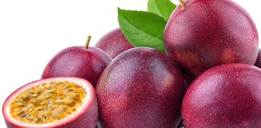 Çarkıfelek Nedir? Çarkıfelek’in Faydaları Nelerdir? Çarkıfelek, tropikal bölgelerde yetişen ve özellikle meyveleriyle tanınan bir bitkidir. Sade olarak tüketilebildiği gibi, suyu, çayı veya çeşitli tatlılarda kullanılan Çarkıfelek, sağlığa birçok yönden katkıda bulunur. Yüksek besin değeri sayesinde enerji verir, bağışıklığı destekler ve sindirim sistemine yardımcı olur. Konulu bir haber görseli.