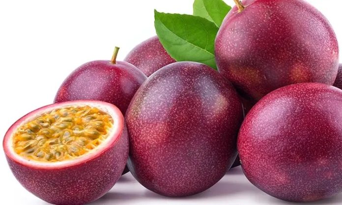 Çarkıfelek Nedir Çarkıfelek'in Faydaları Nelerdir Çarkıfelek, tropikal bölgelerde yetişen ve özellikle meyveleriyle tanınan bir bitkidir. Sade olarak tüketilebildiği gibi, suyu, çayı veya çeşitli tatlılarda kullanılan Çarkıfelek, sağlığa birçok yönden katkıda bulunur. Yüksek besin değeri sayesinde enerji verir, bağışıklığı destekler ve sindirim sistemine yardımcı olur. Konulu bir haber görseli.