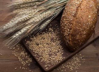 Sağlıklı beslenme konusunda son yıllarda tam tahıllara olan ilgi giderek artarken, bu alanda öne çıkan ürünlerden biri de çavdar oluyor. Özellikle tam tahıl ekmeklerde sıkça kullanılan çavdar, yüksek lif oranı ve zengin besin değeri ile dikkat çekiyor. Geleneksel mutfak kültüründe önemli bir yere sahip olan bu tahıl, hem doyurucu yapısı hem de sağlığa sunduğu katkılar sayesinde yeniden popüler hale gelmiş durumda. Konulu bir haber görseli.