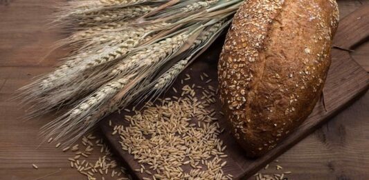 Çavdar Nedir? Çavdar’ın Faydaları Nelerdir? Sağlıklı beslenme konusunda son yıllarda tam tahıllara olan ilgi giderek artarken, bu alanda öne çıkan ürünlerden biri de çavdar oluyor. Özellikle tam tahıl ekmeklerde sıkça kullanılan çavdar, yüksek lif oranı ve zengin besin değeri ile dikkat çekiyor. Geleneksel mutfak kültüründe önemli bir yere sahip olan bu tahıl, hem doyurucu yapısı hem de sağlığa sunduğu katkılar sayesinde yeniden popüler hale gelmiş durumda. Konulu bir haber görseli.