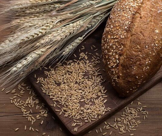 Sağlıklı beslenme konusunda son yıllarda tam tahıllara olan ilgi giderek artarken, bu alanda öne çıkan ürünlerden biri de çavdar oluyor. Özellikle tam tahıl ekmeklerde sıkça kullanılan çavdar, yüksek lif oranı ve zengin besin değeri ile dikkat çekiyor. Geleneksel mutfak kültüründe önemli bir yere sahip olan bu tahıl, hem doyurucu yapısı hem de sağlığa sunduğu katkılar sayesinde yeniden popüler hale gelmiş durumda. Konulu bir haber görseli.