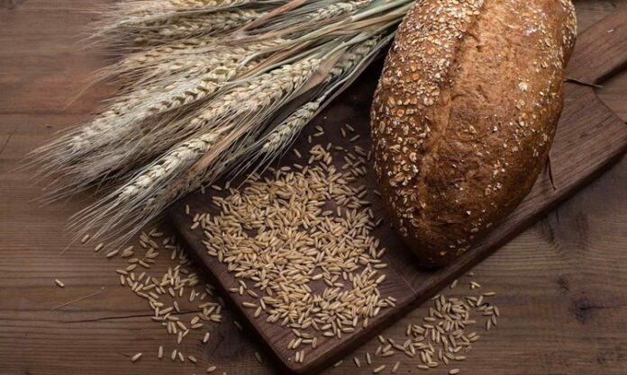 Sağlıklı beslenme konusunda son yıllarda tam tahıllara olan ilgi giderek artarken, bu alanda öne çıkan ürünlerden biri de çavdar oluyor. Özellikle tam tahıl ekmeklerde sıkça kullanılan çavdar, yüksek lif oranı ve zengin besin değeri ile dikkat çekiyor. Geleneksel mutfak kültüründe önemli bir yere sahip olan bu tahıl, hem doyurucu yapısı hem de sağlığa sunduğu katkılar sayesinde yeniden popüler hale gelmiş durumda. Konulu bir haber görseli.