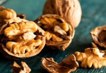 Sağlıklı beslenme denildiğinde ilk akla gelen kuruyemişlerden biri olan ceviz, zengin besin değeri ve kendine özgü aromasıyla sofralarda önemli bir yere sahiptir. Yüzyıllardır farklı kültürlerde tüketilen ceviz, hem tek başına atıştırmalık olarak hem de tatlılardan salatalara kadar pek çok tarifte kullanılmaktadır. Özellikle doğal ve çiğ formda tüketildiğinde içerdiği değerli bileşenlerden daha fazla yararlanmak mümkündür. Konulu bir haber görseli.