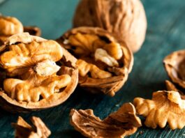 Sağlıklı beslenme denildiğinde ilk akla gelen kuruyemişlerden biri olan ceviz, zengin besin değeri ve kendine özgü aromasıyla sofralarda önemli bir yere sahiptir. Yüzyıllardır farklı kültürlerde tüketilen ceviz, hem tek başına atıştırmalık olarak hem de tatlılardan salatalara kadar pek çok tarifte kullanılmaktadır. Özellikle doğal ve çiğ formda tüketildiğinde içerdiği değerli bileşenlerden daha fazla yararlanmak mümkündür. Konulu bir haber görseli.