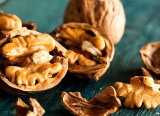 Sağlıklı beslenme denildiğinde ilk akla gelen kuruyemişlerden biri olan ceviz, zengin besin değeri ve kendine özgü aromasıyla sofralarda önemli bir yere sahiptir. Yüzyıllardır farklı kültürlerde tüketilen ceviz, hem tek başına atıştırmalık olarak hem de tatlılardan salatalara kadar pek çok tarifte kullanılmaktadır. Özellikle doğal ve çiğ formda tüketildiğinde içerdiği değerli bileşenlerden daha fazla yararlanmak mümkündür. Konulu bir haber görseli.