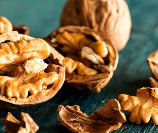 Sağlıklı beslenme denildiğinde ilk akla gelen kuruyemişlerden biri olan ceviz, zengin besin değeri ve kendine özgü aromasıyla sofralarda önemli bir yere sahiptir. Yüzyıllardır farklı kültürlerde tüketilen ceviz, hem tek başına atıştırmalık olarak hem de tatlılardan salatalara kadar pek çok tarifte kullanılmaktadır. Özellikle doğal ve çiğ formda tüketildiğinde içerdiği değerli bileşenlerden daha fazla yararlanmak mümkündür. Konulu bir haber görseli.