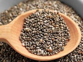 Chia, son yıllarda sağlık ve beslenme dünyasında popülerlik kazanmış bir süper gıdadır. Orta ve Güney Amerika kökenli olan bu küçük tohumlar, içerdiği vitamin, mineral ve lifler sayesinde hem besleyici hem de sağlık açısından faydalıdır. Chia tohumları, suyla temas ettiğinde jel kıvamına gelerek sindirimi kolaylaştırır ve tokluk hissini artırır. Bu özelliği, diyet ve kilo kontrolü programlarında sıkça tercih edilmesini sağlar. Konulu bir haber görseli.