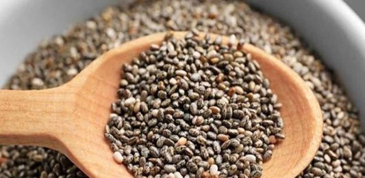 Chia, son yıllarda sağlık ve beslenme dünyasında popülerlik kazanmış bir süper gıdadır. Orta ve Güney Amerika kökenli olan bu küçük tohumlar, içerdiği vitamin, mineral ve lifler sayesinde hem besleyici hem de sağlık açısından faydalıdır. Chia tohumları, suyla temas ettiğinde jel kıvamına gelerek sindirimi kolaylaştırır ve tokluk hissini artırır. Bu özelliği, diyet ve kilo kontrolü programlarında sıkça tercih edilmesini sağlar. Konulu bir haber görseli.