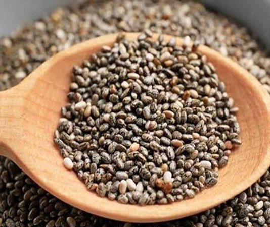 Chia, son yıllarda sağlık ve beslenme dünyasında popülerlik kazanmış bir süper gıdadır. Orta ve Güney Amerika kökenli olan bu küçük tohumlar, içerdiği vitamin, mineral ve lifler sayesinde hem besleyici hem de sağlık açısından faydalıdır. Chia tohumları, suyla temas ettiğinde jel kıvamına gelerek sindirimi kolaylaştırır ve tokluk hissini artırır. Bu özelliği, diyet ve kilo kontrolü programlarında sıkça tercih edilmesini sağlar. Konulu bir haber görseli.