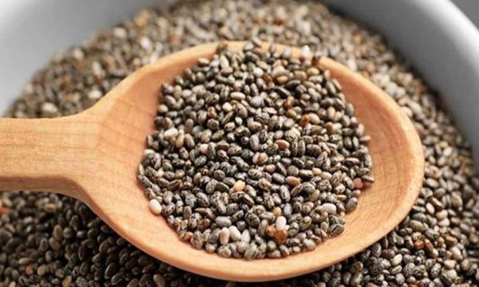 Chia, son yıllarda sağlık ve beslenme dünyasında popülerlik kazanmış bir süper gıdadır. Orta ve Güney Amerika kökenli olan bu küçük tohumlar, içerdiği vitamin, mineral ve lifler sayesinde hem besleyici hem de sağlık açısından faydalıdır. Chia tohumları, suyla temas ettiğinde jel kıvamına gelerek sindirimi kolaylaştırır ve tokluk hissini artırır. Bu özelliği, diyet ve kilo kontrolü programlarında sıkça tercih edilmesini sağlar. Konulu bir haber görseli.