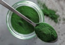 Son yıllarda sağlıklı beslenme ve doğal takviyeler arasında dikkat çeken Chlorella, mikroskobik yeşil algler arasında en çok bilinenlerden biridir. Protein, vitamin ve mineral açısından oldukça zengin olan Chlorella, hem toz hem tablet formunda takviye olarak kullanılabilir. Antioksidan ve detoks özellikleri sayesinde vücudun bağışıklığını destekleyen bu doğal ürün, enerji seviyelerini artırmak ve genel sağlığı korumak için tercih edilmektedir. Konulu bir haber görseli.