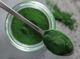 Chlorella Nedir? Chlorella’nın Faydaları Nelerdir? Son yıllarda sağlıklı beslenme ve doğal takviyeler arasında dikkat çeken Chlorella, mikroskobik yeşil algler arasında en çok bilinenlerden biridir. Protein, vitamin ve mineral açısından oldukça zengin olan Chlorella, hem toz hem tablet formunda takviye olarak kullanılabilir. Antioksidan ve detoks özellikleri sayesinde vücudun bağışıklığını destekleyen bu doğal ürün, enerji seviyelerini artırmak ve genel sağlığı korumak için tercih edilmektedir. Konulu bir haber görseli.