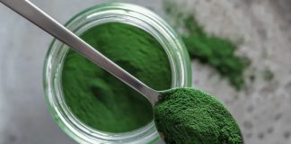 Son yıllarda sağlıklı beslenme ve doğal takviyeler arasında dikkat çeken Chlorella, mikroskobik yeşil algler arasında en çok bilinenlerden biridir. Protein, vitamin ve mineral açısından oldukça zengin olan Chlorella, hem toz hem tablet formunda takviye olarak kullanılabilir. Antioksidan ve detoks özellikleri sayesinde vücudun bağışıklığını destekleyen bu doğal ürün, enerji seviyelerini artırmak ve genel sağlığı korumak için tercih edilmektedir. Konulu bir haber görseli.