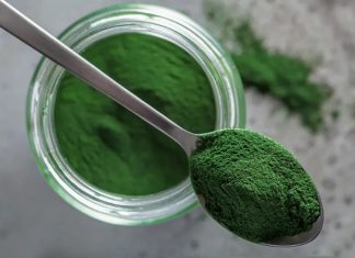 Son yıllarda sağlıklı beslenme ve doğal takviyeler arasında dikkat çeken Chlorella, mikroskobik yeşil algler arasında en çok bilinenlerden biridir. Protein, vitamin ve mineral açısından oldukça zengin olan Chlorella, hem toz hem tablet formunda takviye olarak kullanılabilir. Antioksidan ve detoks özellikleri sayesinde vücudun bağışıklığını destekleyen bu doğal ürün, enerji seviyelerini artırmak ve genel sağlığı korumak için tercih edilmektedir. Konulu bir haber görseli.