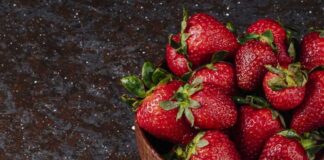 Çilek Nedir? Çilek’in Faydaları Nelerdir? İlkbahar ve yaz aylarının en sevilen meyvelerinden biri olan Çilek, hem aroması hem de canlı kırmızı rengiyle sofraların vazgeçilmezleri arasında yer alır. Tatlı ve hafif ekşi lezzeti sayesinde tek başına tüketilebildiği gibi tatlılardan salatalara kadar pek çok tarifte de kullanılır. Sağlıklı beslenmeye ilgi arttıkça Çilek nedir ve besin değeri açısından neler sunduğu daha fazla araştırılmaya başlanmıştır. Konulu bir haber görseli.