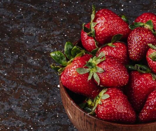 İlkbahar ve yaz aylarının en sevilen meyvelerinden biri olan Çilek, hem aroması hem de canlı kırmızı rengiyle sofraların vazgeçilmezleri arasında yer alır. Tatlı ve hafif ekşi lezzeti sayesinde tek başına tüketilebildiği gibi tatlılardan salatalara kadar pek çok tarifte de kullanılır. Sağlıklı beslenmeye ilgi arttıkça Çilek nedir ve besin değeri açısından neler sunduğu daha fazla araştırılmaya başlanmıştır. Konulu bir haber görseli.