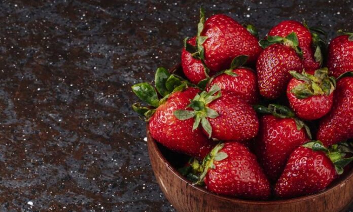 İlkbahar ve yaz aylarının en sevilen meyvelerinden biri olan Çilek, hem aroması hem de canlı kırmızı rengiyle sofraların vazgeçilmezleri arasında yer alır. Tatlı ve hafif ekşi lezzeti sayesinde tek başına tüketilebildiği gibi tatlılardan salatalara kadar pek çok tarifte de kullanılır. Sağlıklı beslenmeye ilgi arttıkça Çilek nedir ve besin değeri açısından neler sunduğu daha fazla araştırılmaya başlanmıştır. Konulu bir haber görseli.