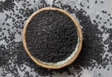 Doğal ürünlere olan ilginin artmasıyla birlikte Çörek Otu yeniden gündeme gelen bitkiler arasında yer alıyor. Küçük siyah tohumlarıyla bilinen bu bitki, hem mutfakta hem de geleneksel uygulamalarda uzun yıllardır kullanılmaktadır. Özellikle bağışıklık dönemlerinde adı sıkça anılan Çörek Otu, güçlü içeriği sayesinde dikkat çekmektedir. Peki, Çörek Otu nedir ve neden bu kadar değerli görülmektedir? Konulu bir haber görseli.