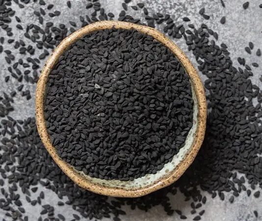 Doğal ürünlere olan ilginin artmasıyla birlikte Çörek Otu yeniden gündeme gelen bitkiler arasında yer alıyor. Küçük siyah tohumlarıyla bilinen bu bitki, hem mutfakta hem de geleneksel uygulamalarda uzun yıllardır kullanılmaktadır. Özellikle bağışıklık dönemlerinde adı sıkça anılan Çörek Otu, güçlü içeriği sayesinde dikkat çekmektedir. Peki, Çörek Otu nedir ve neden bu kadar değerli görülmektedir? Konulu bir haber görseli.