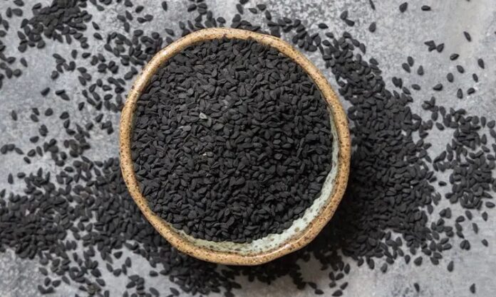 Doğal ürünlere olan ilginin artmasıyla birlikte Çörek Otu yeniden gündeme gelen bitkiler arasında yer alıyor. Küçük siyah tohumlarıyla bilinen bu bitki, hem mutfakta hem de geleneksel uygulamalarda uzun yıllardır kullanılmaktadır. Özellikle bağışıklık dönemlerinde adı sıkça anılan Çörek Otu, güçlü içeriği sayesinde dikkat çekmektedir. Peki, Çörek Otu nedir ve neden bu kadar değerli görülmektedir? Konulu bir haber görseli.