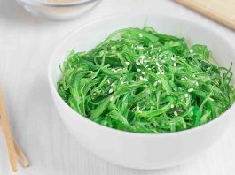 Son yıllarda sağlıklı beslenme ve doğal takviyeler arasında öne çıkan Deniz Yosunu, mineral ve vitamin açısından oldukça zengin bir deniz bitkisidir. Özellikle Asya mutfağında yaygın olarak kullanılan bu besin, hem taze hem kurutulmuş şekilde tüketilebilmektedir. Antioksidan, detoks ve bağışıklık destekleyici özellikleri sayesinde Deniz Yosunu, günlük beslenmeye değerli katkılar sunar. Konulu bir haber görseli.