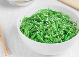 Son yıllarda sağlıklı beslenme ve doğal takviyeler arasında öne çıkan Deniz Yosunu, mineral ve vitamin açısından oldukça zengin bir deniz bitkisidir. Özellikle Asya mutfağında yaygın olarak kullanılan bu besin, hem taze hem kurutulmuş şekilde tüketilebilmektedir. Antioksidan, detoks ve bağışıklık destekleyici özellikleri sayesinde Deniz Yosunu, günlük beslenmeye değerli katkılar sunar. Konulu bir haber görseli.