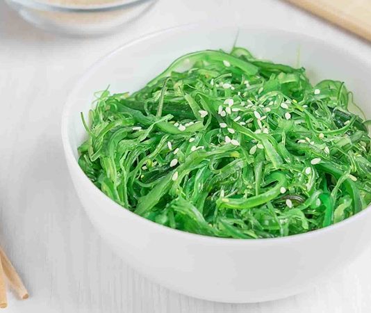 Son yıllarda sağlıklı beslenme ve doğal takviyeler arasında öne çıkan Deniz Yosunu, mineral ve vitamin açısından oldukça zengin bir deniz bitkisidir. Özellikle Asya mutfağında yaygın olarak kullanılan bu besin, hem taze hem kurutulmuş şekilde tüketilebilmektedir. Antioksidan, detoks ve bağışıklık destekleyici özellikleri sayesinde Deniz Yosunu, günlük beslenmeye değerli katkılar sunar. Konulu bir haber görseli.