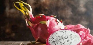 Son yıllarda sağlıklı beslenme trendlerinin yükselmesiyle birlikte egzotik meyveler sofralarda daha fazla yer almaya başladı. Bu meyvelerden biri olan Ejder Meyvesi, dikkat çekici görüntüsü ve besin değeriyle öne çıkıyor. Halk arasında pitaya olarak da bilinen bu meyve, kaktüsgiller familyasına aittir ve bilimsel olarak en yaygın türü Selenicereus undatus adıyla bilinmektedir. Anavatanı Orta Amerika olan ejder meyvesi, günümüzde Vietnam, Tayland ve Meksika gibi ülkelerde yoğun olarak yetiştirilmektedir. Konulu bir haber görseli.