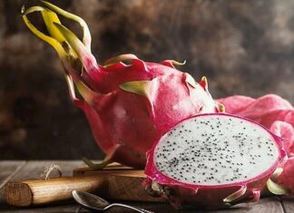 Son yıllarda sağlıklı beslenme trendlerinin yükselmesiyle birlikte egzotik meyveler sofralarda daha fazla yer almaya başladı. Bu meyvelerden biri olan Ejder Meyvesi, dikkat çekici görüntüsü ve besin değeriyle öne çıkıyor. Halk arasında pitaya olarak da bilinen bu meyve, kaktüsgiller familyasına aittir ve bilimsel olarak en yaygın türü Selenicereus undatus adıyla bilinmektedir. Anavatanı Orta Amerika olan ejder meyvesi, günümüzde Vietnam, Tayland ve Meksika gibi ülkelerde yoğun olarak yetiştirilmektedir. Konulu bir haber görseli.